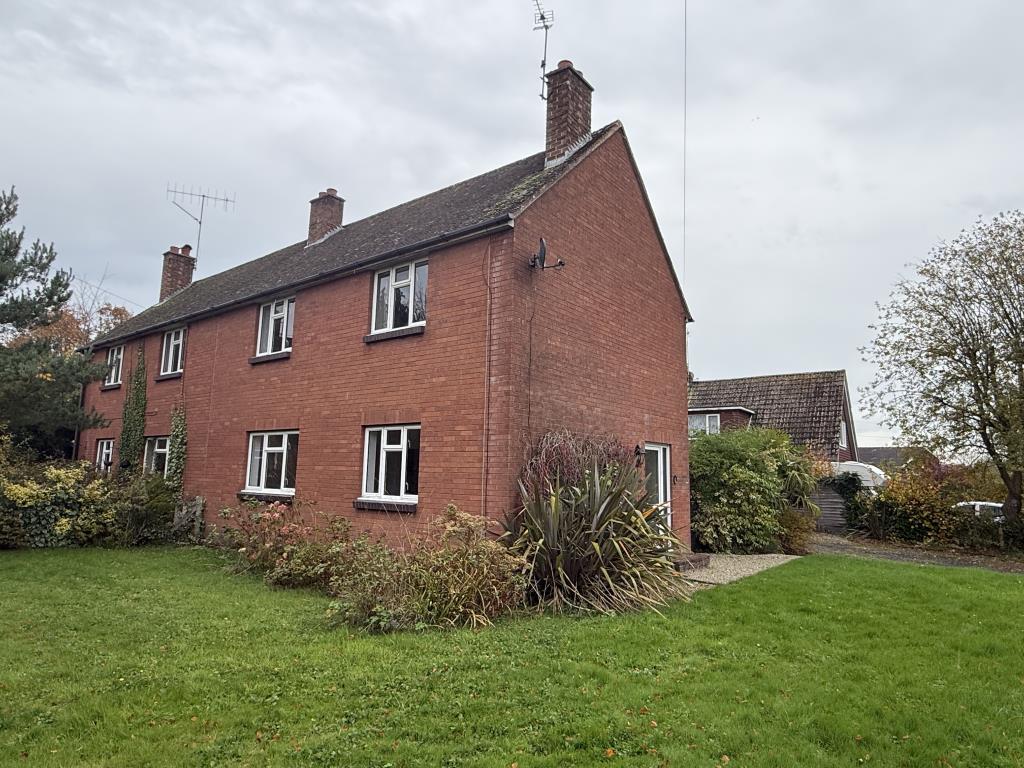 Lot: 11 - HOUSE IN NEED OF IMPROVEMENT - Front View of Semi in Wealden Village